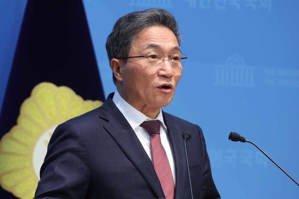 ▲ 이학재 인천국제공항공사 사장이 20일 오전 서울 여의도 국회 소통관에서 열린 ‘대통령실의 인천공항공사 불법인사 개입 중단 촉구’ 기자회견에서 발언을 하고 있다. 사진=뉴시스