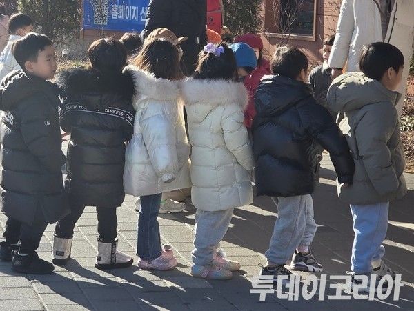 ▲ 수원 일월수목원 입장을 위해 줄을 선 유치원생들. 사진=투데이코리아