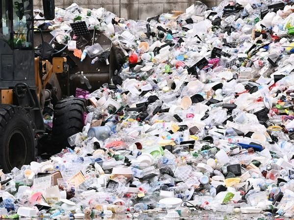 ▲ 코로나19 장기화로 일회용품 사용이 증가하고 있는 24일 경기도 수원시자원순환센터에 페트병 등 플라스틱 재활용 폐기물이 가득 쌓여 있다. 사진=뉴시스