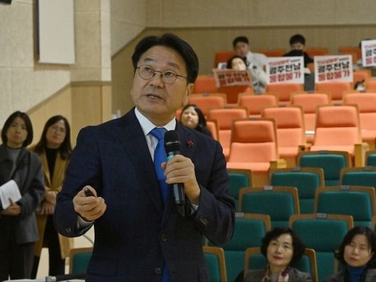 ▲ 강기정 광주시장이 15일 오후 광주 광산구 광주시교육청시민협치진흥원에서 열린 지역 교원단체와의 간담회에 참석해 행정통합을 설명하고 있다. 사진=뉴시스