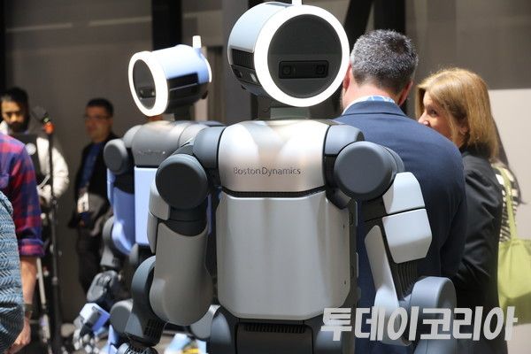 ▲ 6일(현지시간) 미국 라스베이거스에서 개막한 세계 최대 가전·정보기술(IT) 전시회 CES 2026에서 현대차그룹이 공개한 보스턴 다이나믹스의 차세대 전동식 휴머노이드 로봇 ‘아틀라스’ 연구형 모델. 사진=진민석 기자