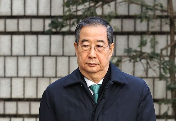 ▲ 12·3 비상계엄 관련 내란 방조 등 혐의를 받는 한덕수 전 국무총리가 21일 서울 서초구 서울중앙지법에서 열린 1심 선고공판에 출석하고 있다. 사진=뉴시스