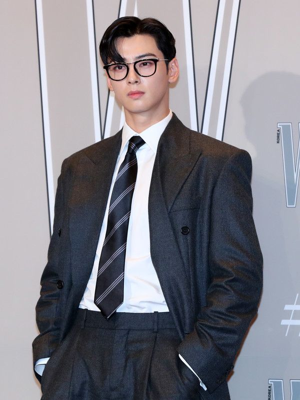 ▲ 배우 차은우가 14일 오후 서울 종로구 포시즌스호텔에서 열린 더블유 코리아 제19회 유방암 인식 향상 캠페인 자선 행사 ‘LOVR YOUR W’에서 포즈를 취하고 있다. 2024.10.14. 사진=뉴시스