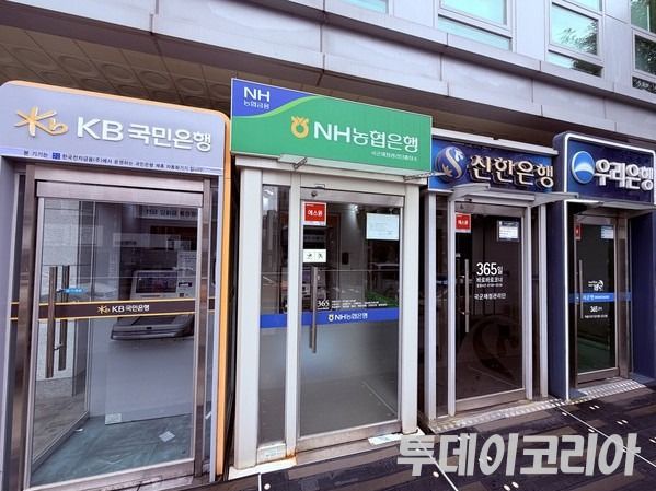 ▲ 서울 시내에 설치된 시중은행 ATM 기기. 사진=투데이코리아