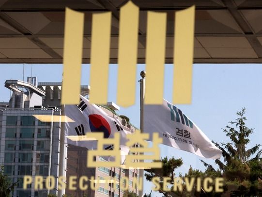 ▲ 서울 서초구 서울중앙지방검찰청에서 태극기와 검찰 깃발이 나란히 바람에 나부끼고 있다. 사진=뉴시스