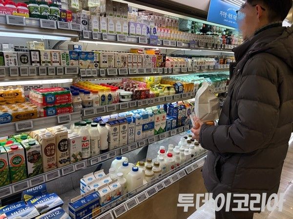 ▲ 서울 백화점에서 소비자가 물품을 구매하고 있다. 사진=투데이코리아