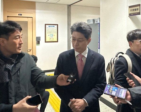 ▲ 정장수 전 대구시 경제부시장이 23일 오전 대구시 수성구 대구지법 법정 앞에서 취재진의 질문에 답하고 있다. 사진=뉴시스