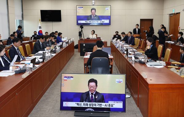 ▲ 지난해 서울 여의도 국회에서 열린 과학기술정보방송통신위원회 국정감사에서 최민희 위원장이 AI 기본법 관련 이재명 대통령 연설 장면을 재생하고 있다. 사진=뉴시스