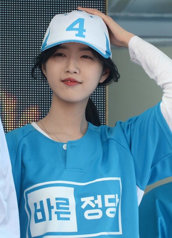 ▲ 유승민 바른정당 대선후보의 딸 유담씨가 7일 오후 대구 중구 동성로 대구백화점에 지원 유세를 나와 유 후보의 연설을 듣고 있다. 2017.05.07. 사진=뉴시스