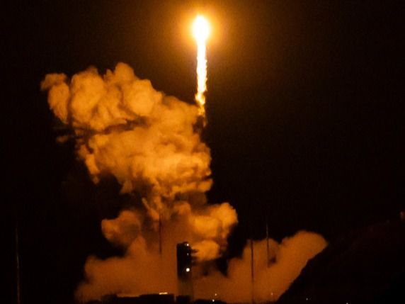 ▲ 한국형 발사체 누리호가 27일 새벽 전남 고흥군 나로우주센터에서 발사되고 있다. 사진=뉴시스