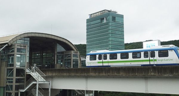 ▲ 혈세 먹는 하마'라는 지적을 받아온 용인경전철 사업의 책임을 묻기 위해 경기도 용인시민들이 전 시장을 비롯한 관련자들을 상대로 1조원대의 손해배상을 청구토록 하는 내용의 주민소송이 대법원에서 받아들여졌다. 대법원의 이번 판결로 지방자치단체의 선심성 혈세 낭비 사업에 대한 손해배상 소송도 잇따를 전망이다. 사진은 29일 오후 경기 용인시 경전철 시청·용인대역 모습. 사진=뉴시스