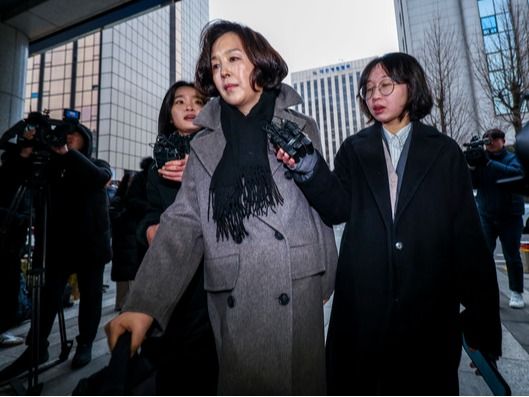 ▲ 공천 헌금 의혹을 받는 김경 서울시의원이 18일 서울 마포구 공공범죄수사대에서 경찰 조사를 받기위해 출석하고 있다. 사진=뉴시스