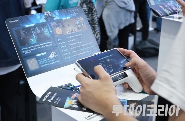 ▲&nbsp; 14일 부산 벡스코에서 열린 ‘G-STAR(지스타) 2025’에 마련된 넷마블 부스에서 관람객이 게임을 시연하고 있다. 사진=투데이코리아