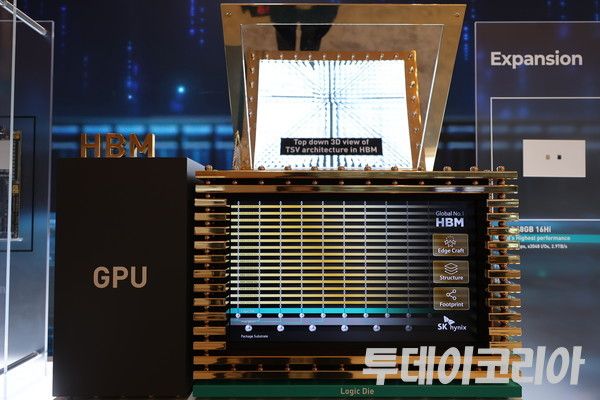 ▲ 9일(현지시간) 미국 라스베이거스에서 열린 CES 2026에서 SK하이닉스가 세계 최초로 선보인 6세대 고대역폭메모리(HBM4) 16단. 사진=진민석 기자