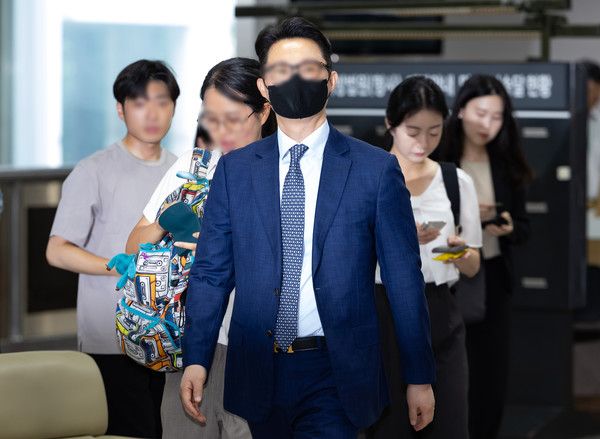 ▲ 건진법사 전성배씨를 통해 김건희 여사에게 고가 선물을 전달하고 통일교의 현안을 청탁한 의혹을 받는 윤영호 전 세계평화통일가정연합(통일교) 세계본부장이 지난해 7월 서울 서초구 서울중앙지방법원에서 열린 구속 전 피의자 심문(영장실질심사)에 출석하고 있다. 사진=뉴시스