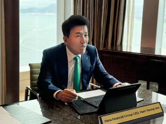 ▲ 함영주 하나금융그룹 회장이 지난 18일 홍콩에서 글로벌 투자자들과 만나 그룹의 기업가치 제고 전략과 주주가치 증대 방안을 설명하고 있다. 사진=하나금융그룹