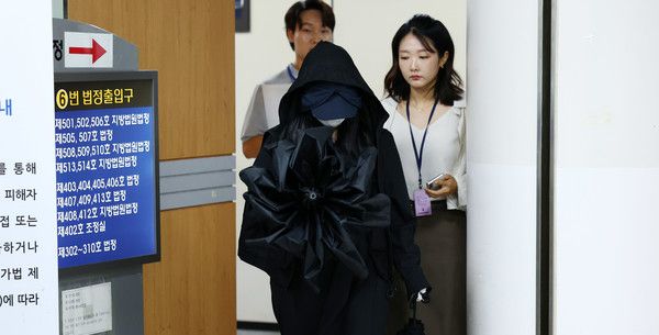 ▲ 가수 강다니엘의 명예를 훼손한 혐의로 재판에 넘겨진 유튜브 채널 ‘탈덕수용소’ 운영자가 11일 서울 서초구 서울중앙지방법원에서 열린 1심 선고 공판에서 벌금 1000만원을 선고받은 뒤 법원을 나서고 있다. 2024.09.11. 사진=뉴시스