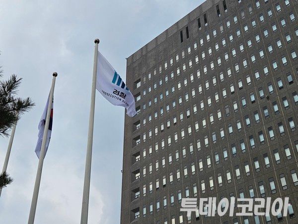 ▲ 서울중앙지검 앞에 설치된 깃발이 바람에 나부끼고 있다. 사진=투데이코리아