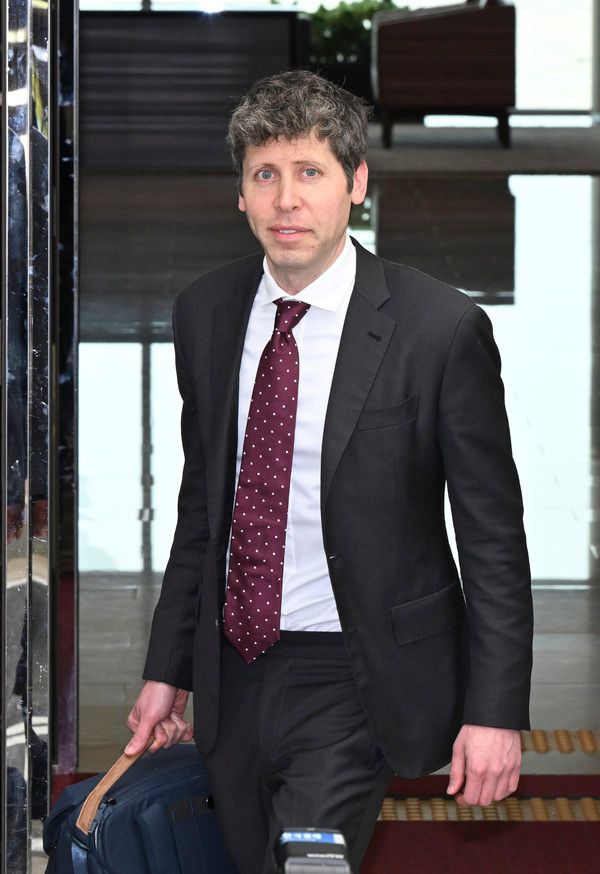 ▲ 샘 올트먼 오픈AI 최고경영자(CEO)가 지난해 10월 1일 서울 강서구 김포공항 비즈니스항공센터를 통해 입국하고 있다. 사진=뉴시스