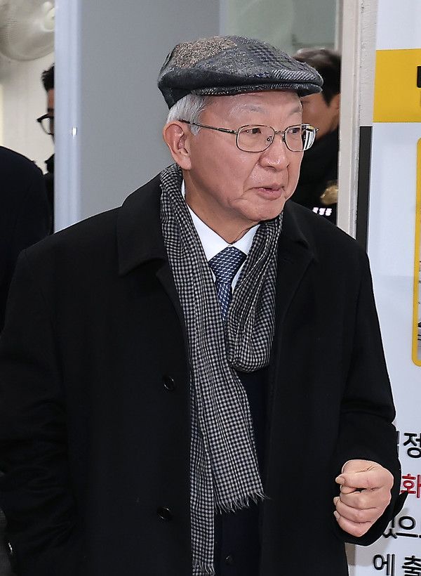 ▲ 양승태 전 대법원장이 30일 서울 서초구 서울고등법원에서 열린 '사법농단 혐의' 2심 선고 공판에서 징역 6개월에 집행유예 1년을 선고 받은 후 법원 청사를 나서고 있다. 사진=뉴시스