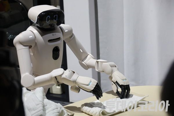 ▲ 5일(현지시간) 미국 라스베가스 컨벤션센터(LVCC)에 마련된 LG전자 부스에서 '클로이드'(CLOiD)가 빨래 개는 모습을 시연하고 있다. 사진=진민석 기자