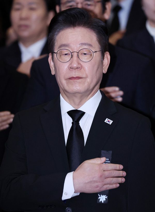 ▲ 이재명 대통령이 31일 서울 여의도 국회 의원회관에서 열린 고 이해찬 전 국무총리(민주평화통일자문회의 수석부의장) 영결식에서 국민의례를 하고 있다. 사진=뉴시스