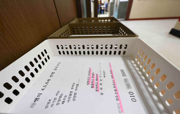 ▲ 서울 강남구 대치동 학원가에 영유아 대상 수강안내문이 놓여 있다. 사진=뉴시스