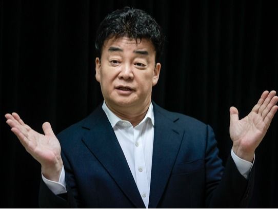 ▲ 백종원 더본코리아 대표가 지난 3월 28일 서울 서초구의 한 회의공간에서 열린 더본코리아 주주총회에서 취재진의 질문에 답하고 있다. 사진=뉴시스