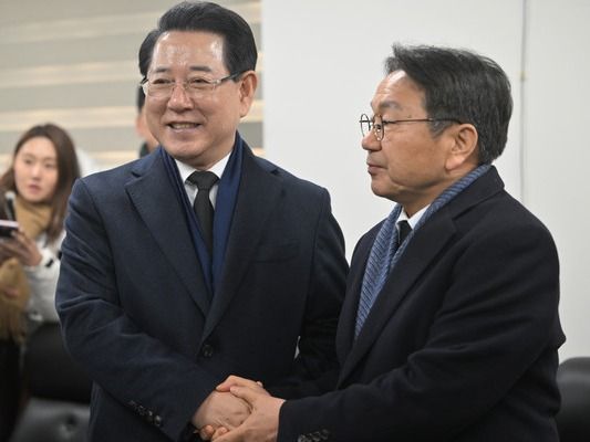 ▲ 강기정(오른쪽) 광주시장과 김영록 전남도지사가 2일 오전 광주 국립5·18민주묘지에서 시도통합 선언문에 서명한 뒤 서로 악수하고 있다. 사진=뉴시스