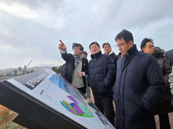 ▲ 삼성SDS 컨소시엄 설립위원들이 7일 전라남도 해남군에 위치한 국가 AI컴퓨팅센터 현장을 방문해 예정 부지를 점검하고 있다. 사진=삼성SDS