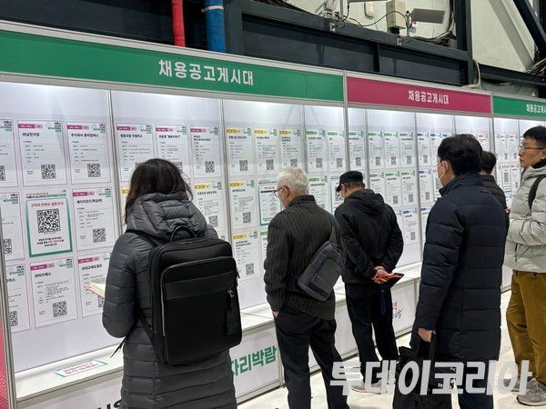 ▲ 서울 강남구 서울무역전시컨벤션센터(SETEC)에서 열린 ‘2025 서울시 시니어 일자리박람회’에서 관람객들이 채용공고게시대를 둘러보고 있다. 사진=투데이코리아