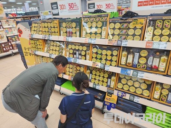 ▲ 서울 시내 마트에서 한 소비자가 직원에게 상품 설명을 듣고 있다. 사진=투데이코리아