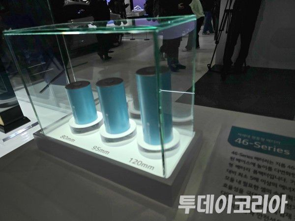 ▲ ‘인터배터리 2025’ LG에너지솔루션 부스에서 공개된 ‘원통형 46시리즈 배터리’ 모습. 사진=투데이코리아