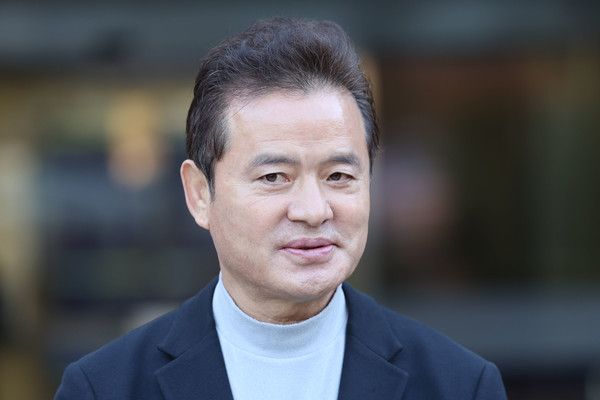 ▲ 임종성 전 더불어민주당 의원이 지난해 12월 서울 서초구 서울중앙지법에서 열린 민주당 전당대회 돈봉투 의혹 관련 항소심 선고를 마치고 법원을 나서며 취재진 질의에 답하고 있다. 사진=뉴시스