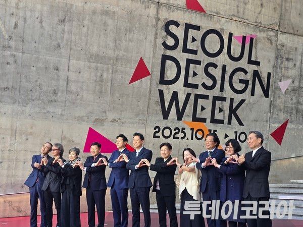 ▲ 지난해 10월 서울 DDP에서 서울디자인위크 개막식이 열린 가운데 오세훈 서울시장 및 박준모 대표이사 등 참석자들이 기념 촬영에 나서고 있다. 사진=투데이코리아