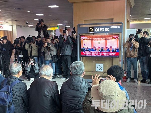 ▲ 지난해 4월 서울 중구 서울역 대합실에서 시민들이 윤석열 전 대통령 탄핵 심판 선고 TV 생중계를 보고 있다. 사진=투데이코리아