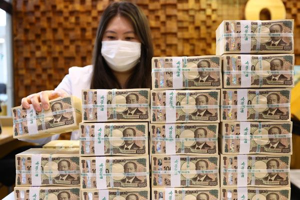 ▲ 서울 중구 하나은행 위변조대응센터에서 직원이 엔화를 정리하고 있다. 사진=뉴시스