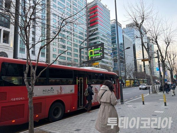 ▲ 서울 시내에서 시민들이 발걸음을 옮기고 있다. 사진=투데이코리아