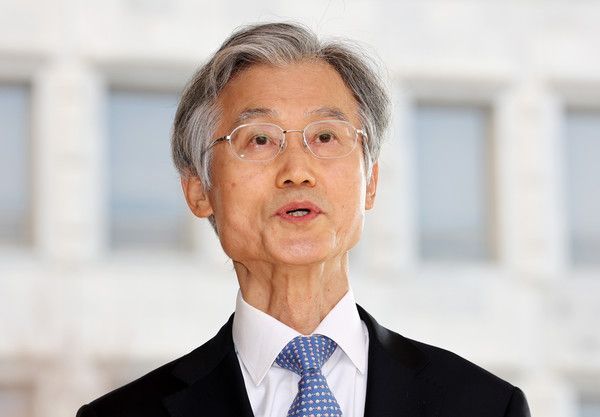 ▲ 조희대 대법원장이 12일 오전 서울 서초구 대법원으로 출근하며 취재진의 질문에 답하고 있다. 사진=뉴시스