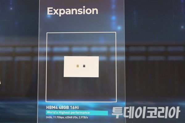 ▲ 9일(현지시간) 미국 라스베이거스 베네시안 컨벤션센터 SK 하이닉스 부스에 차세대 AI 메모리인 ‘HBM4 16단 48GB’가 전시돼 있다. 사진=진민석 기자