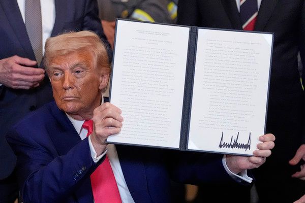 ▲ 도널드 트럼프 미국 대통령이 지난해 4월 8일(현지 시간) 백악관 이스트룸에서 석탄 산업 활성화 행정명령에 서명한 후 이를 들어 보이고 있다. 사진=뉴시스