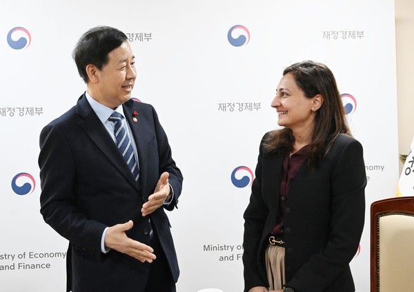 ▲ 구윤철 부총리 겸 재정경제부 장관이 지난 1월 29일 서울 종로구 정부서울청사에서 연례협의차 방한한 국제신용평가사 무디스(Moody's) 연례협의단의 예방 받고 아누슈카 샤 아태지역 국가신용등급 담당 이사와 대화하고 있다. 사진=재정경제부