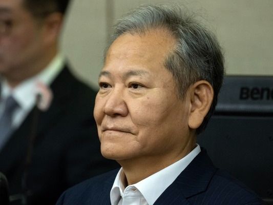 ▲ 이상민 전 행정안전부 장관이 17일 서울 서초구 서울중앙지법에서 열린 내란 중요임무 종사 등 혐의 첫 공판기일에 출석해 피고인석에 앉아 있다. 사진=뉴시스