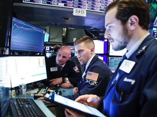 ▲ 미국 뉴욕의 뉴욕 증권거래소에서 트레이더들이 모니터를 보며 일하고 있다. 사진=뉴시스