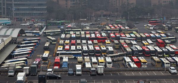 ▲ 설 연휴를 하루 앞둔 13일 서울 서초구 서울고속버스터미널에서 차량이 이동하고 있다. 사진=뉴시스