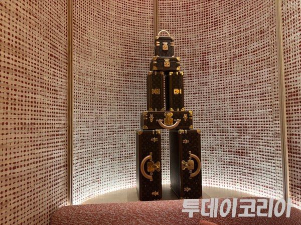 ▲ 서울 내 루이비똥 매장에 오브제가 전시되어 있다. 사진=투데이코리아