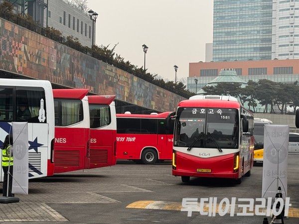 ▲ 설 연휴를 하루 앞둔 지난 13일 서울 고속버스터미널에서 한 버스가 이동하고 있다. 사진=진민석 기자