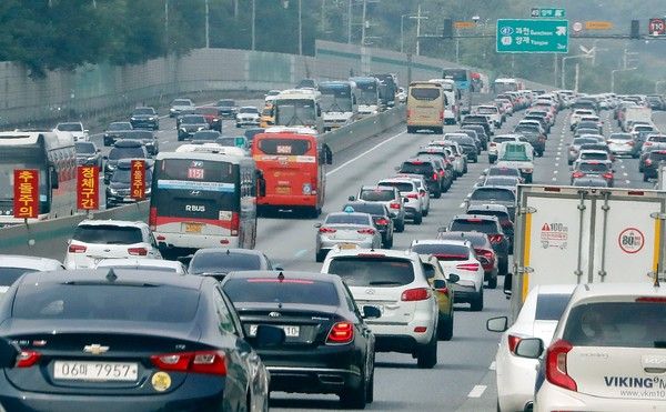 ▲ 서울 양재IC 인근 경부고속도로 상하행선이 정체를 빚고 있다. 사진=뉴시스