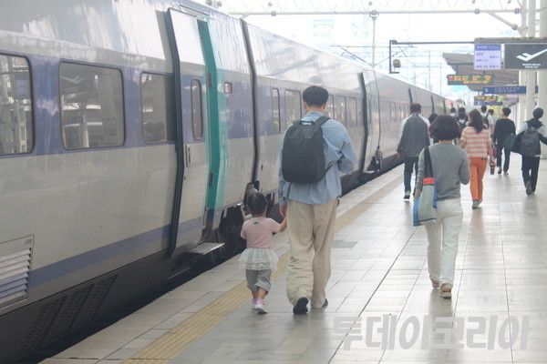 ▲ 시민들이 서울역에서 KTX를 탑승하기 위해 이동하고 있다. 사진=이기봉 기자