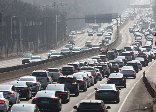 ▲ 설 연휴 둘째 날인 15일 서울 서초구 잠원IC 경부고속도로 하행선이 정체를 빚고 있다. 사진=뉴시스